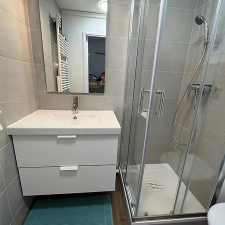 Daire A 100m Et Commerces Avec Climatisation Et Parking - Fr-1-100-326